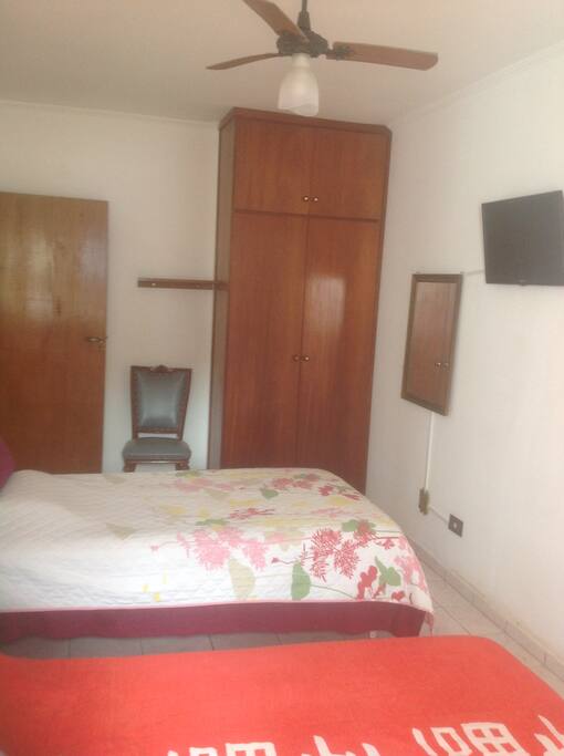 Quarto com TV, camas casal e solteiro + 3 conchões. Ventilador de teto.