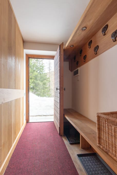 corridoio d'ingresso con appendiabiti e svuota scarpe