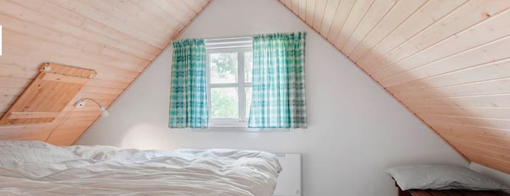 חדר שינה עם 3 מיטות