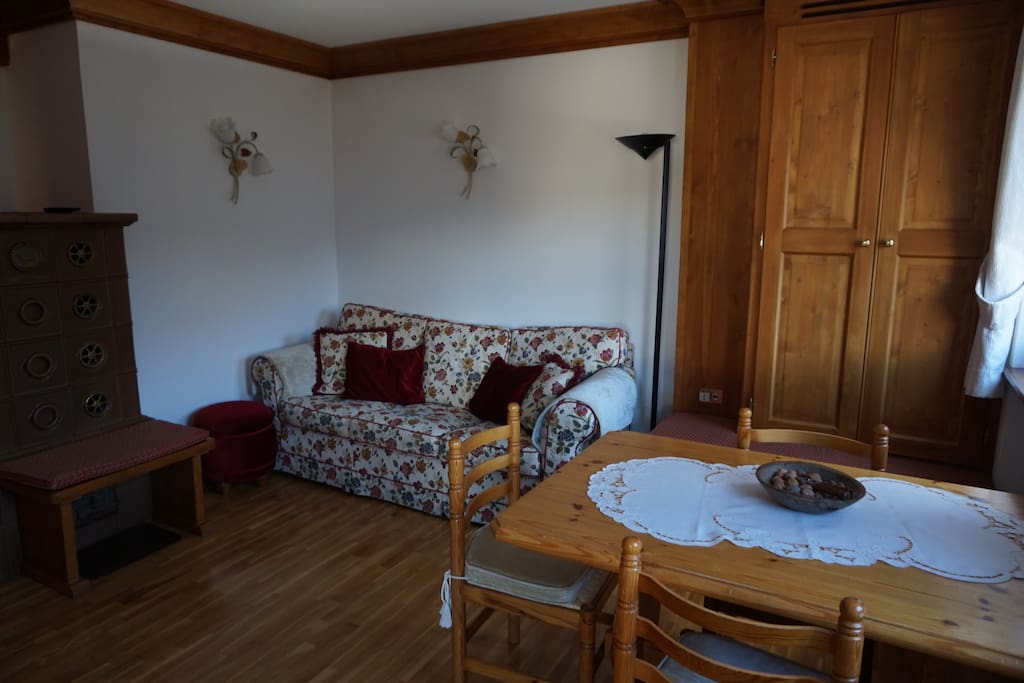 La zona giorno con divano e tavolo da pranzo