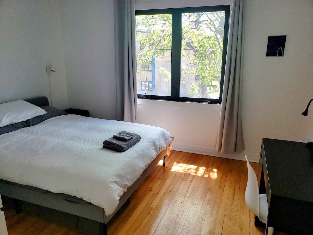 1. spavaća soba, uključujući bračni krevet, dva noćna ormarića, radni stol i ormar.