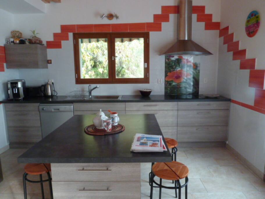 VASTE CUISINE BIEN EQUIPEE