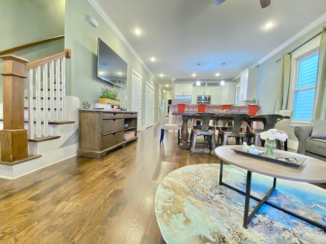 5 mins to Downtown, Spacious 4bdrm, 3.5bath