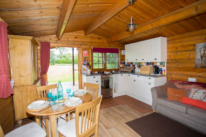 Cosy Wood Cabin near Cheddar S/C