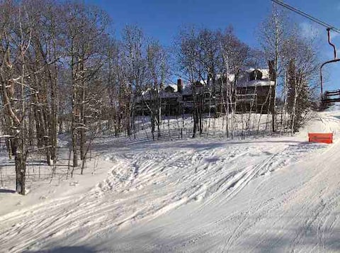 Cozy & Clean 2B/2B Condo w/ Jetted Tub!