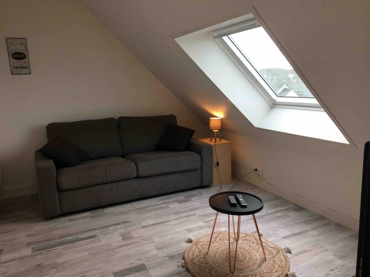 140x200 sofa s kutkom za TV 