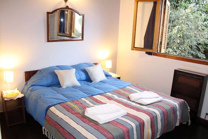 Соба со полн кревет, незадолжително: 2 двокреветни. Светло, од прозорец кон градина.
Многу добро загреано со шпорет на лулашка.