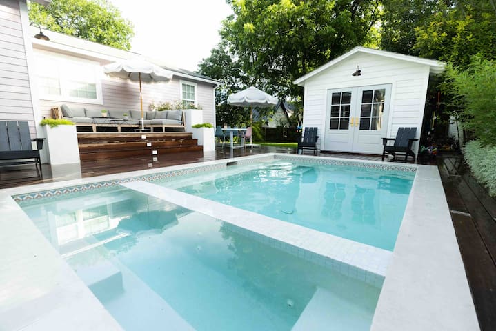 Saltwater Pool + Hot Tub – Ideal Location