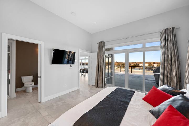 Charming Modern Waterfront Cottage gallery image 4