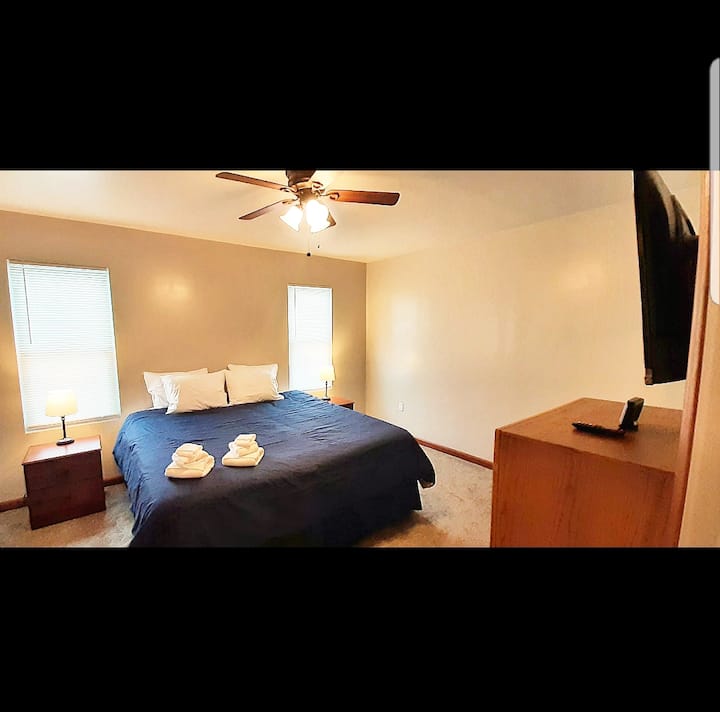 Master Bedroom
KING sized bed with TV!