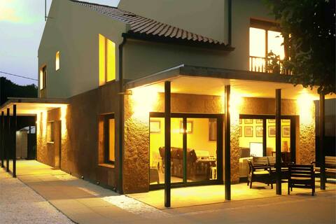Whole house with big yard, 5 people