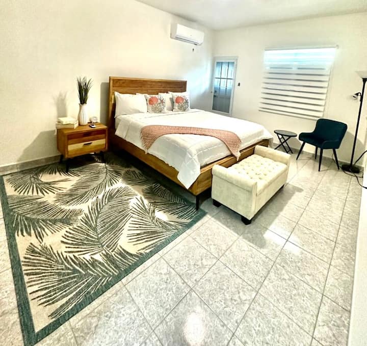 Jedan bračni krevet (širine 180-179 cm) s privatnom kupaonicom 