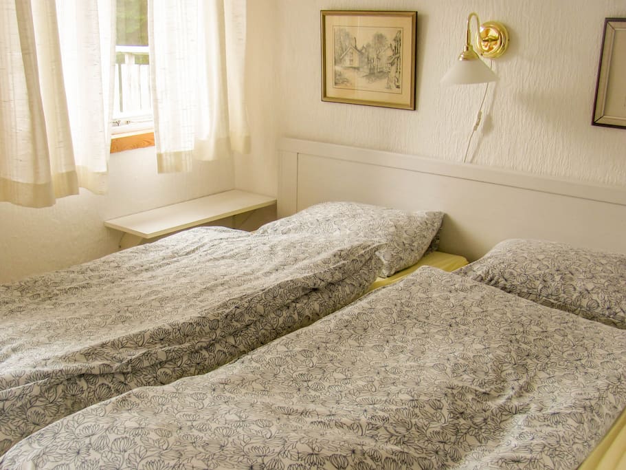 Zwei Schlafzimmer mit bequemen Doppelbetten