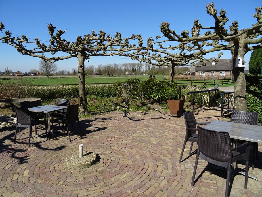 Heerlijk ontbijten op het terras en genieten van het uitzicht!