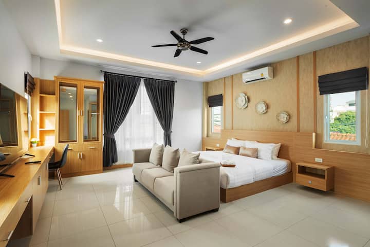 Chumba cha kulala cha ghorofa ya juu kilicho na kitanda cha King na kinaweza kuongeza vitanda 2 vya ziada.
(Chumba nambari 5)