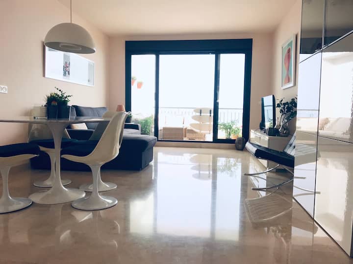 Nel soggiorno c'è un tavolo rotondo in marmo con 4 sedie per la cena o il lavoro. È anche un comodo divano con poltrona reclinabile. Ideale per la lettura pomeridiana o per guardare le serie. Ricordati di piegare i sedili quando sei pronto.