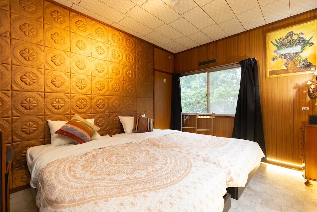 Soundproof decorative wall
