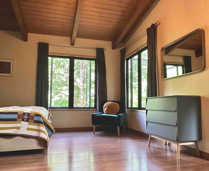 Primárna spálňa (na poschodí) s výhľadom na rieku Wilson a zvuk