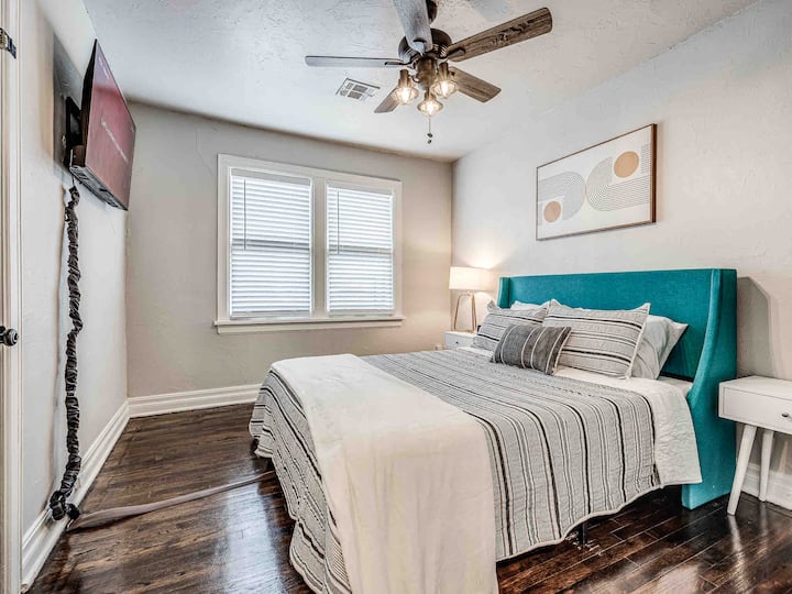 Cama tamaño queen con colchón de espuma viscoelástica y TV Roku.