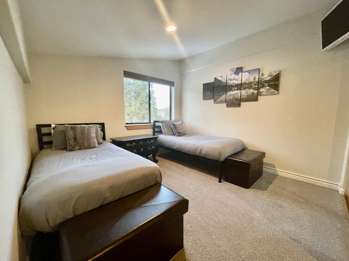 בלופט פרטי למעלה יש 2 מיטות נפרדות, עם שידה עומדת, עמדת לילה וארון בגודל מלא לאחסון. בלופט יש גם חדר רחצה פרטי עם שירותים וטלוויזיה חכמה.