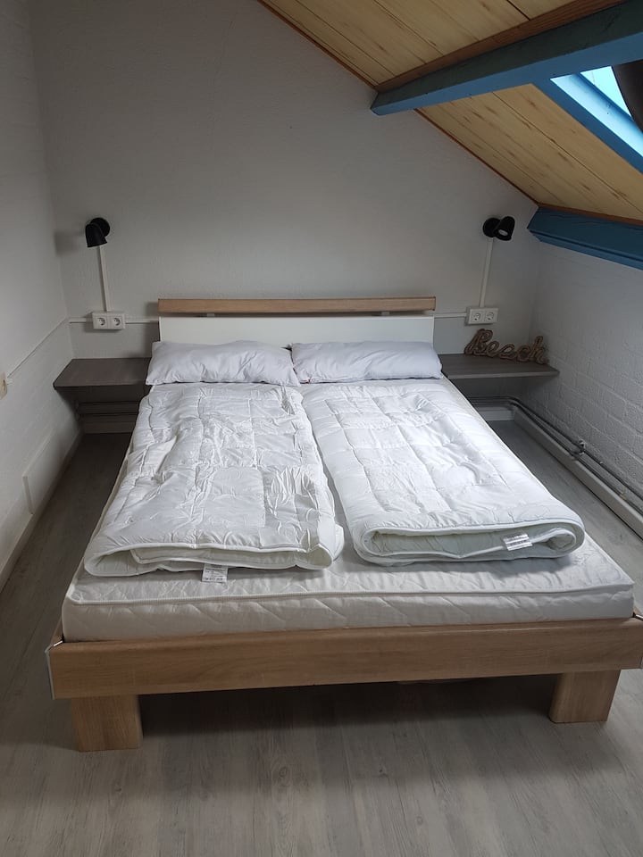 ห้องนอนชั้นบนมีเตียงขนาด 1.40 x 2.00 ม.