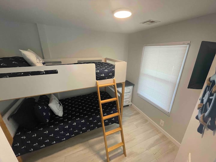 חדר שינה 1 - שתי מיטות קומתיים זוגיות 