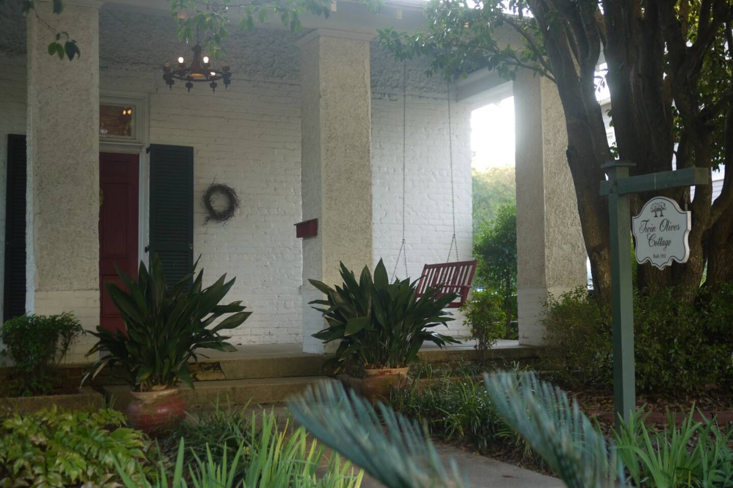 Charming Home Blocks From Downtown Bungalows For Rent In Natchez