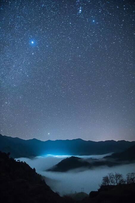 夜间星空和云海