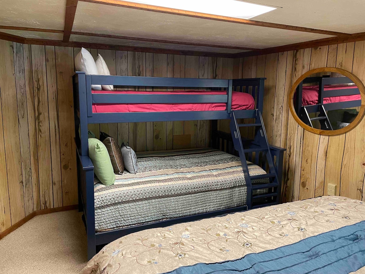 ห้องนอน 1 เตียงสองชั้น (เตียงใหญ่และเตียงแฝด)