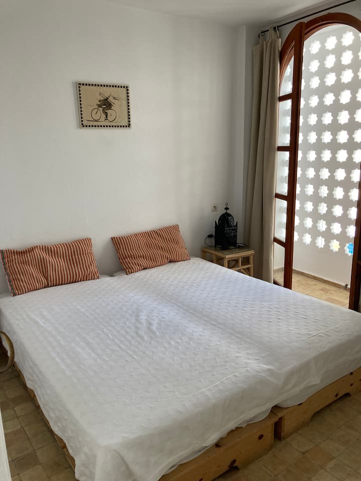 Საძინებელი 3 2 ერთადგილიანი საწოლით კოშკის ხედით

Საძინებელი 3 2 ერთადგილიანი საწოლით, რომელიც კოშკს გადაჰყურებს