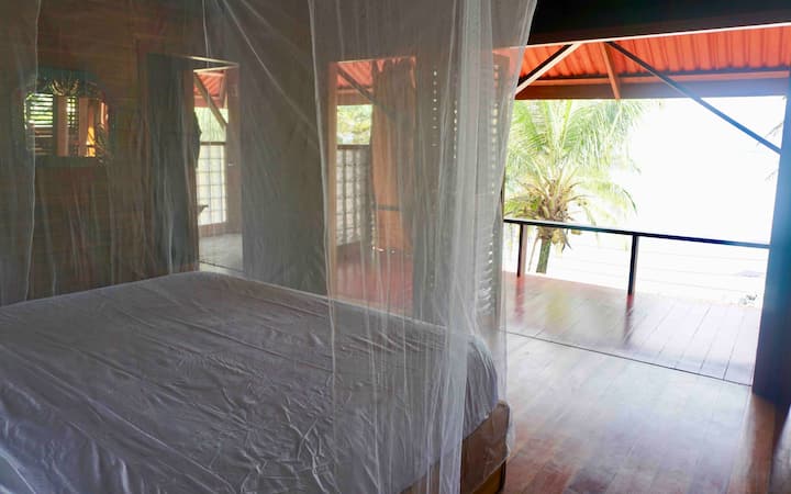 основна спалня - горно ниво - изглед към океана - голям вътрешен двор 