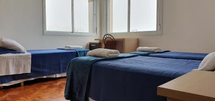 CHUMBA cha 1 CHUMBA

kikubwa chenye vitanda 2 vya mtu mmoja na kitanda 1 cha watu wawili (vitanda 2 vya mtu mmoja vinapokusanywa), malazi kwa watu 4 katika vitanda tofauti na suruali kamili.
Kutazama bahari.
(vyumba vyote ni vyumba vyenye kiyoyozi)