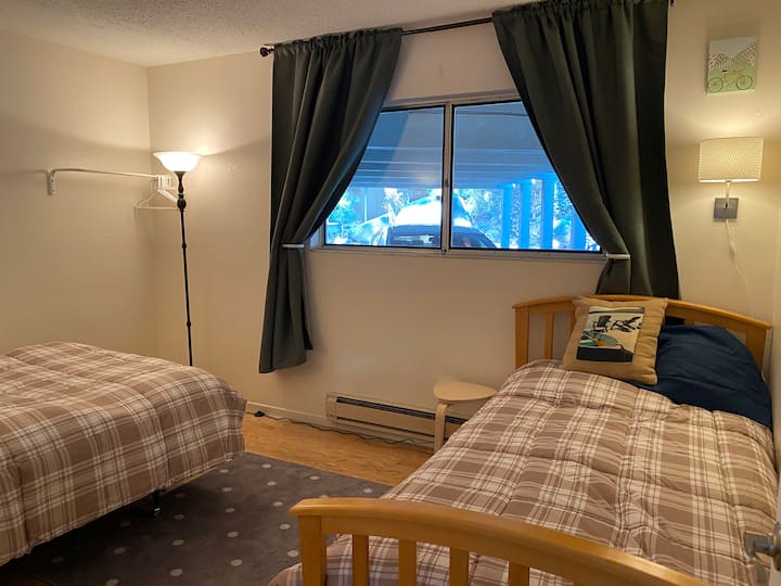 Zweites Schlafzimmer mit zwei Einzelbetten und Doppelbetten
