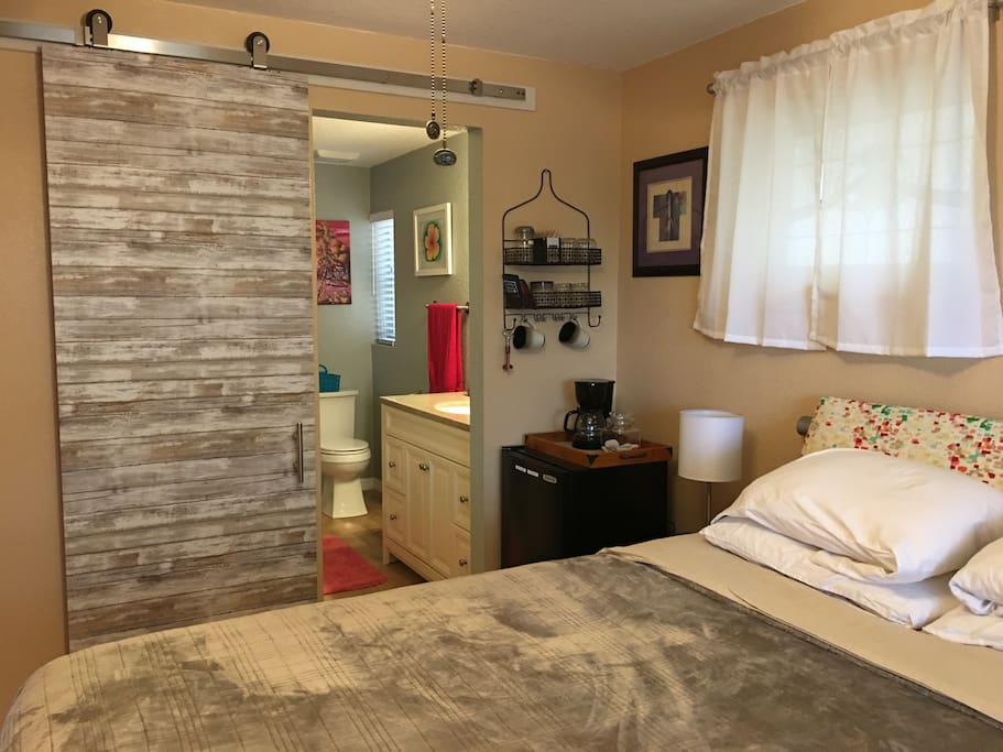 Bath entrance/coffee station/fridge