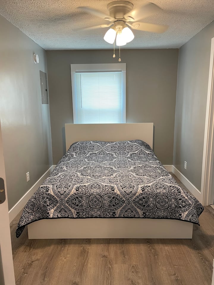 ¡Te damos la bienvenida al dormitorio! Este espacio cuenta con una cama tamaño queen, perfecta para 1 o 2 huéspedes. En este dormitorio se proporcionan sábanas, almohadas y toallas para los huéspedes.