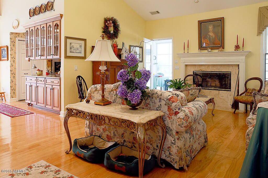 Sitting room to enjoy the fireplace