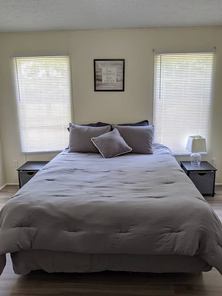 第3间卧室，标准双人床。光线充足
