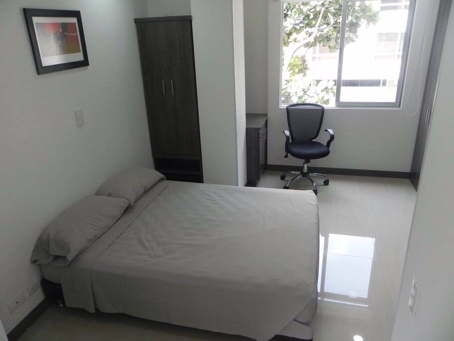Alcoba con cama doble excelente iluminación