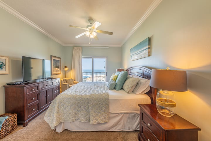 Chambre principale avec lit King et balcon donnant sur la plage.