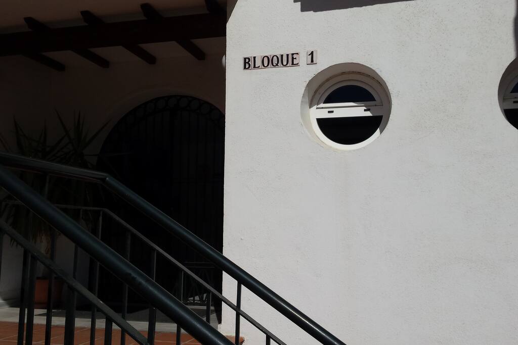 entrada al edificio donde se encuentra el apartamento