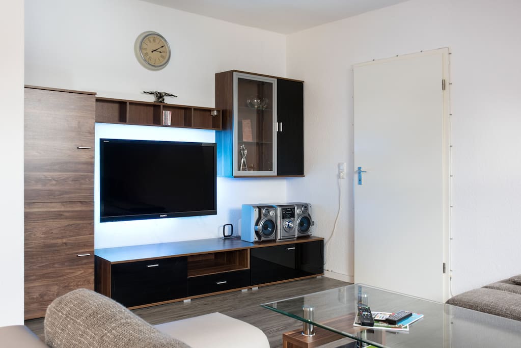 Wohnzimmer mit einem 46-Zoll-Fernseher - living room with a 46 inch TV