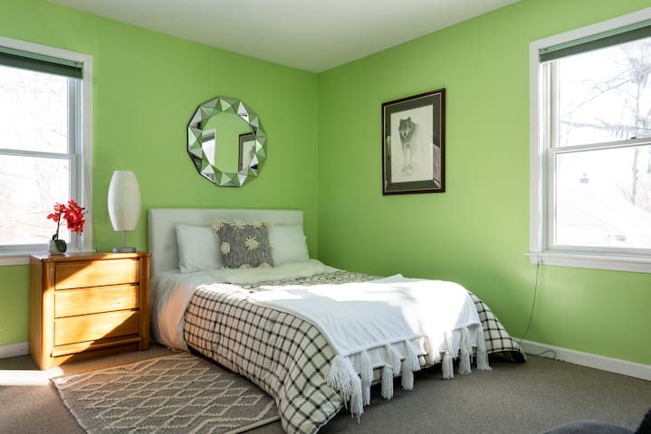 Light & airy oazis in Niskayuna, NY