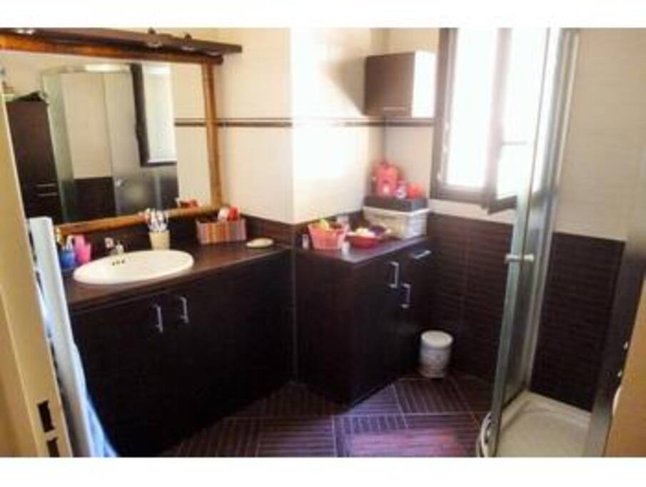 Salle de bain avec douche
