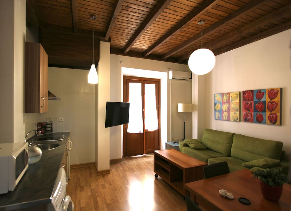 Salón con balcón a la calle