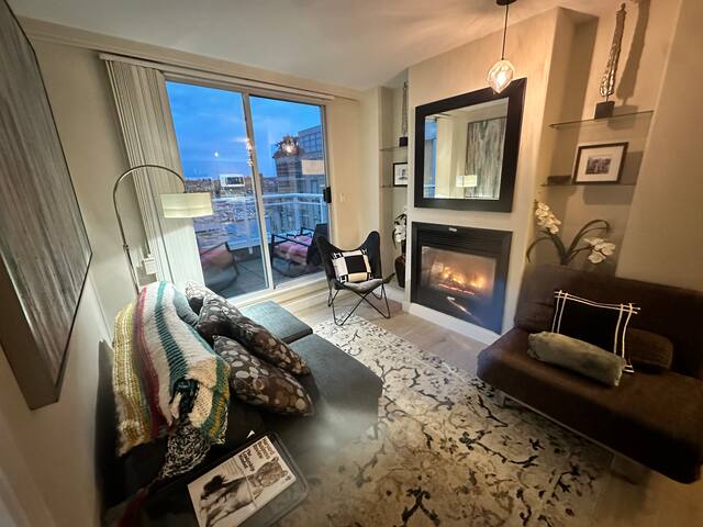 Penthouse w/ Views / Giant Deck on Seawall / Beach gallery image 4