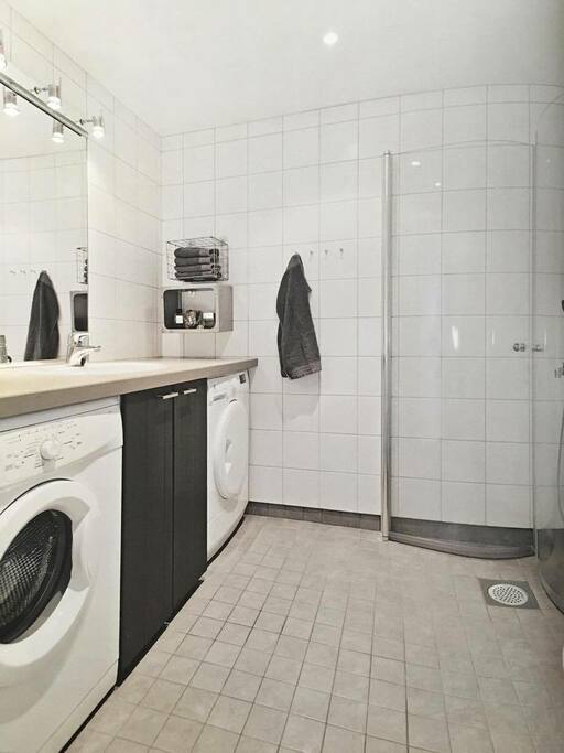 Bathroom with waging - and drying machine
Bad med vaskemaskin og tørketrommel