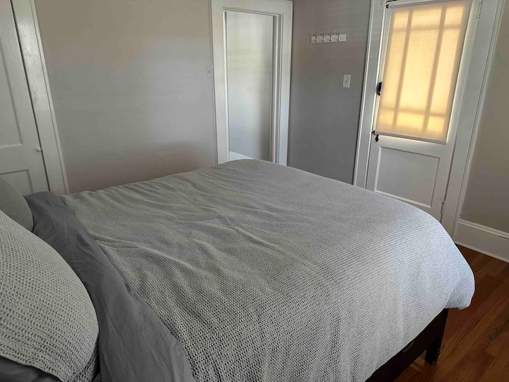 Spavaća soba 2 nalazi se u stražnjem dijelu kuće.

Probudite se rano i uživajte u kavi na trijemu.