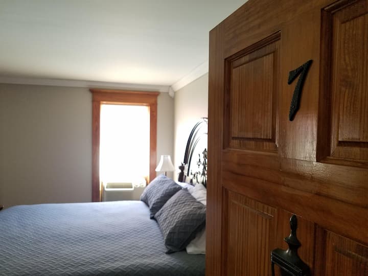 Baker's Quarter's U7. Bed and breakfasts for Rent in Kingman, Kansas