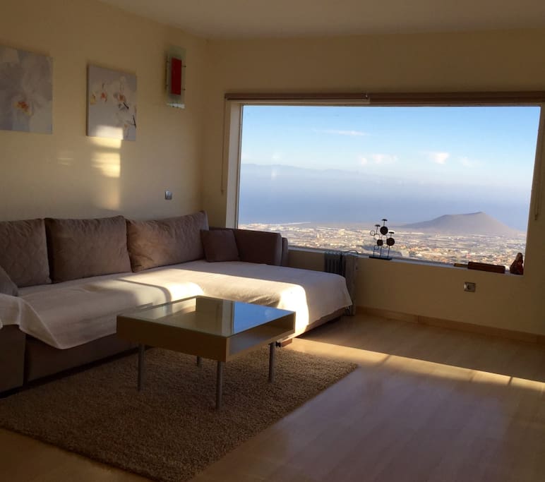 spacious living room with amazing views
espacioso salón con maravillosas vistas.