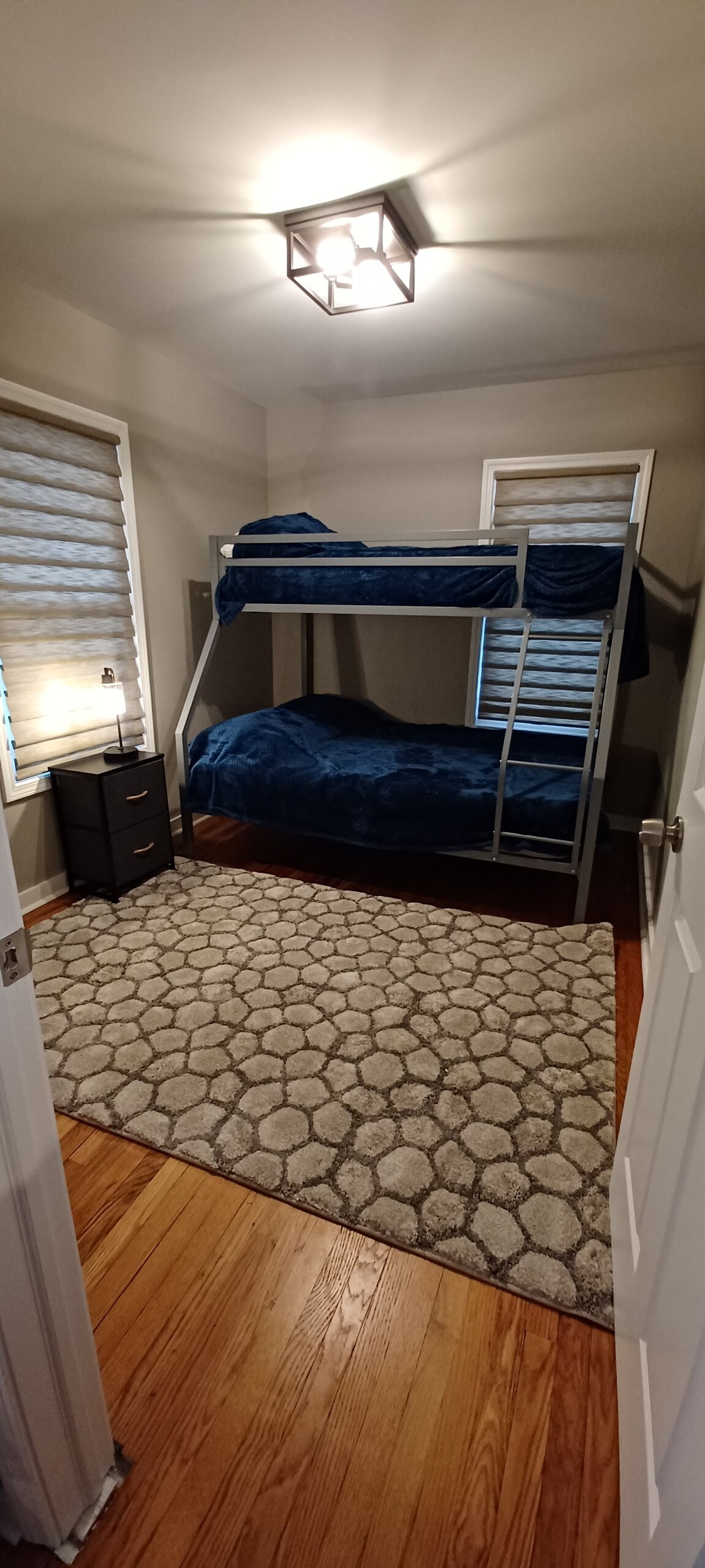 Საძინებელი 1: სრული საწოლის ქვედა ნაწილი, ორადგილიანი საწოლის ზედა ნაწილი, 
სივრცე სათამაშო ბაღისთვის 